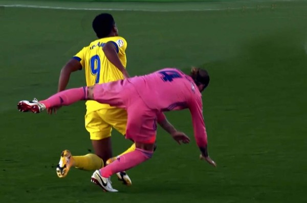 La terrible falta de Sergio Ramos que terminó lesionando al Choco Lozano