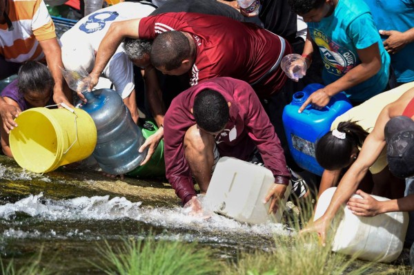 Venezolanos batallan por agua y comida tras apagón nacional
