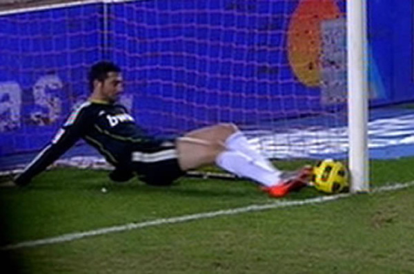 Real Madrid gana con polémica y ve cerca la final