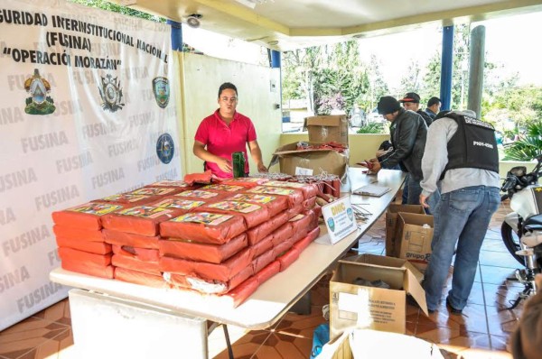 Realizan millonario decomiso de pólvora en vivienda abandonada