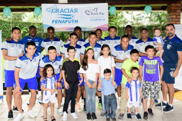 'Buba' López es 'goleado' por niños de la Fundación Ruth Paz