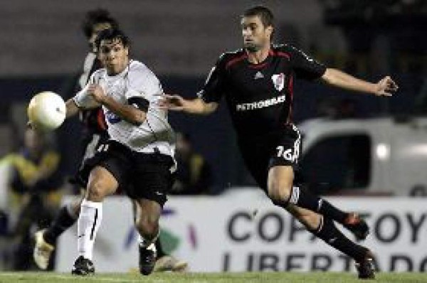 River Plate elimina a Corinthians en partido suspendido por incidentes