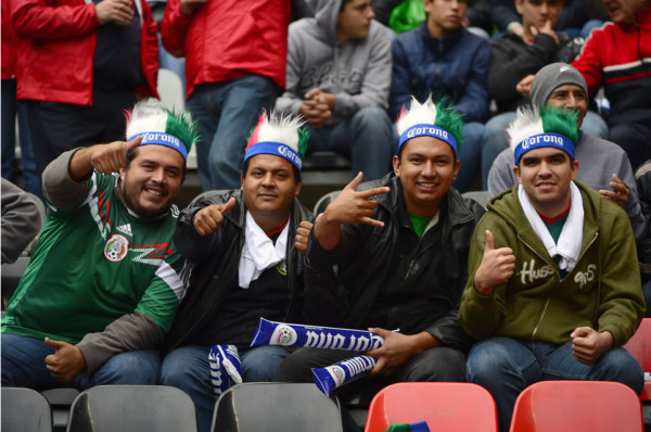 Los aficionados mexicanos llegan por oleadas al Azteca