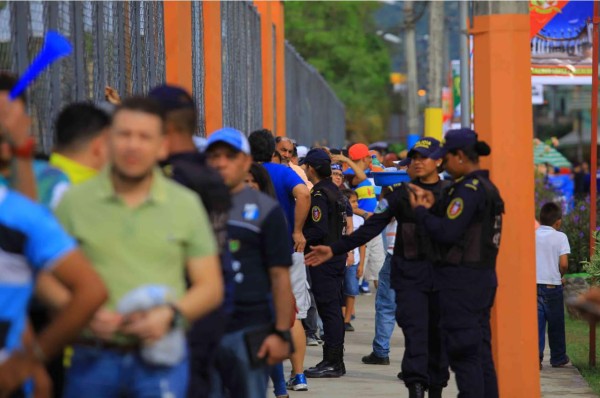 Enormes filas para ingresar al Humberto Micheletti