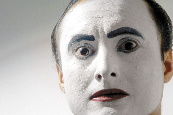 Damario Reyes, atrapado en el teatro