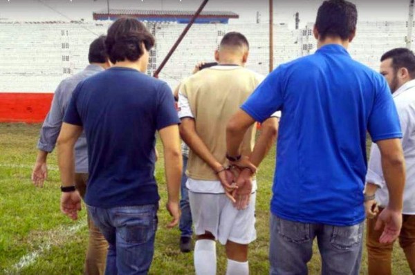 Marlon Natanael de Lima Alexandre, futbolista del Sapucaiense de Brasil, cuando era arrestado.