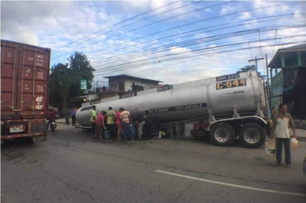 Se destraba pipa de cabezal y provoca derrame de combustible