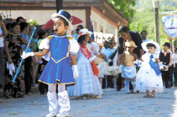 Hondureños se visten de civismo y orgullo