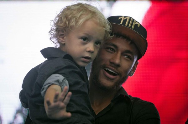 Neymar inaugura fundación para niños pobres en la ciudad donde se crió