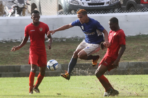 Villanueva golea y se apodera del liderato en Segunda División