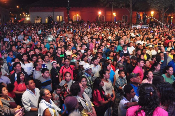 El espectáculo atrajo a muchas personas para recibir el año nuevo.