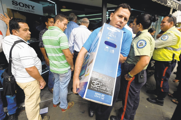 Maduro usa el libreto de Chávez y amplía los controles de precios