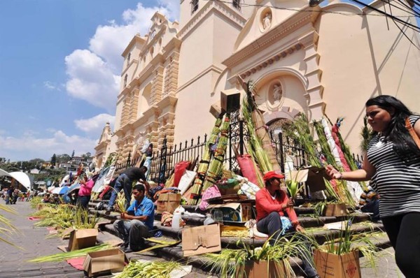 Campesinos llegan con palmas a iglesias hondureñas antes del Domingo de Ramos