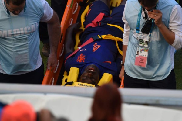 Defensa holandés sufre conmoción cerebral tras caer de cara