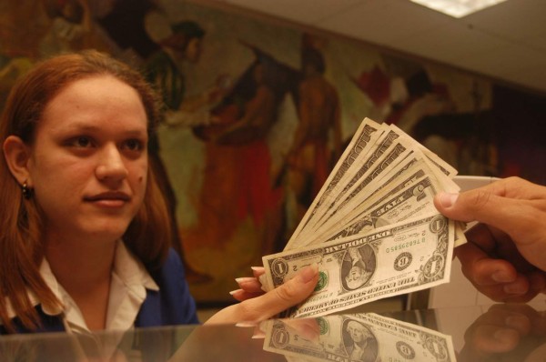 El lempira retrocede 0.04% frente al dólar