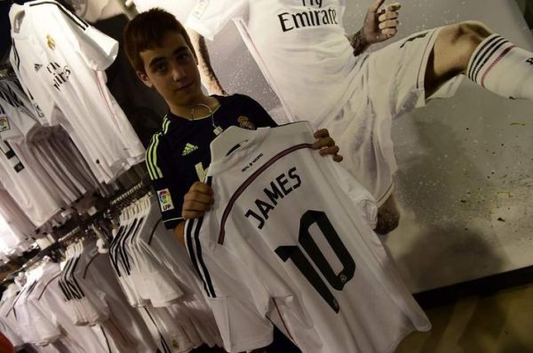 ¡Venden 900 camisetas de James en solo una hora!