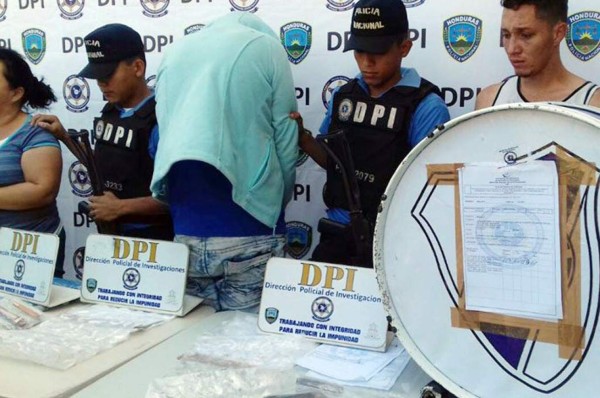 Detienen a presuntos aficionados del Motagua con droga y arma