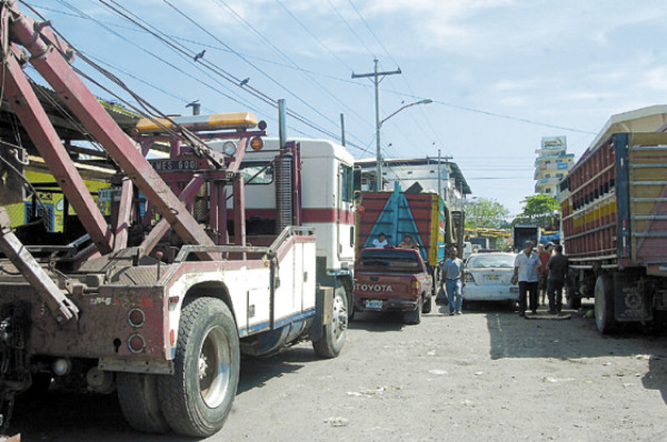 Comenzó el traslado de camiones a 27 calle