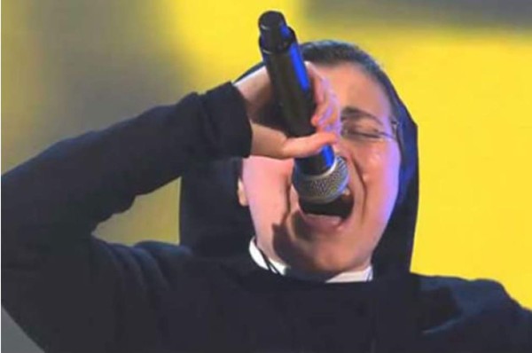 Video: Monja cantante vuelve a sorprender a ritmo de rock