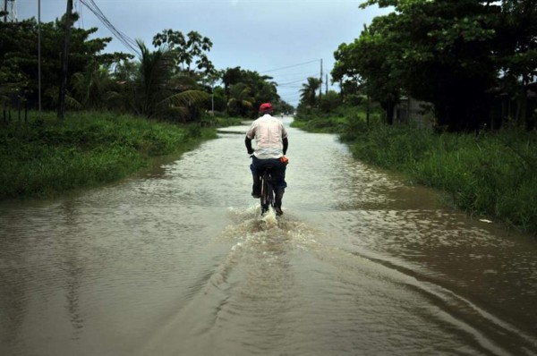 Evacúan a 55 guatemaltecos en Petén por lluvias de Earl  