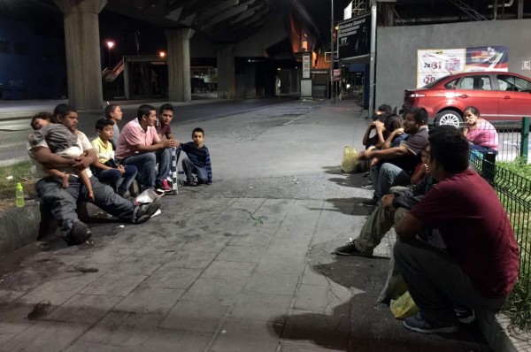 Abandonan a migrantes hondureños en calles de Monterrey