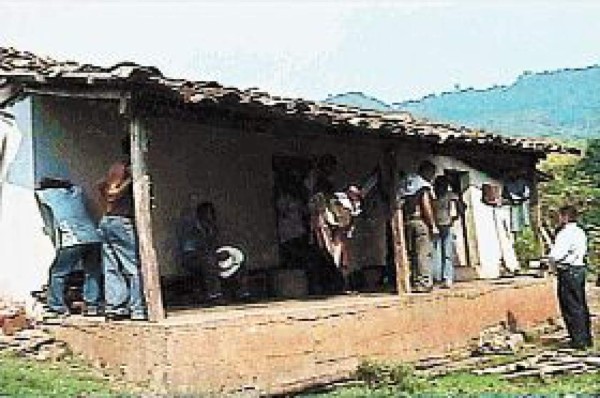 Muere pareja al explotar granada