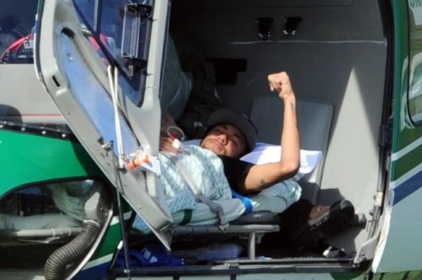 Neymar deja la concentración de Brasil en helicóptero para tratarse su lesión