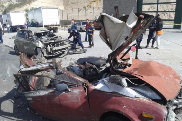 Rastra aplasta dos carros, hay tres personas heridas