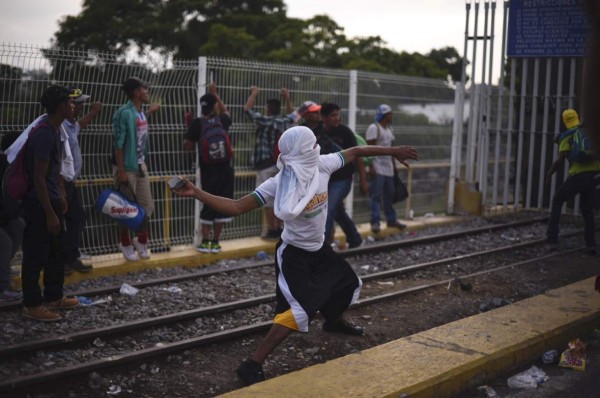 Detienen a migrantes hondureños por presunto ataque a policías en México