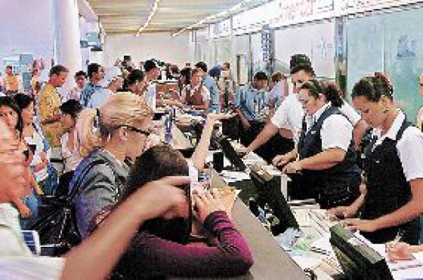 Líneas aéreas analizan subir precio a tarifas