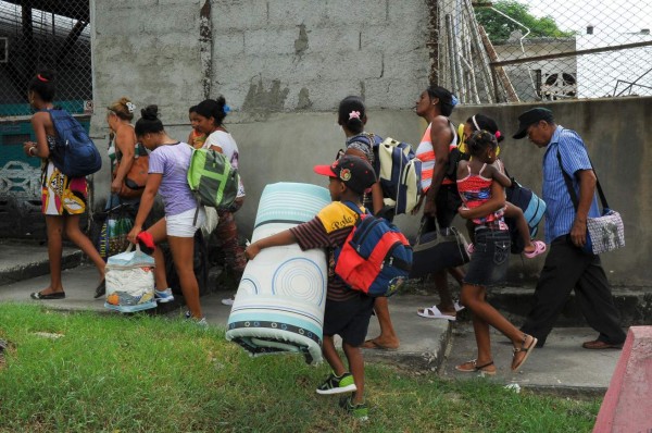 Cuba evacúa a unas 316.000 personas por amenaza de huracán Matthew