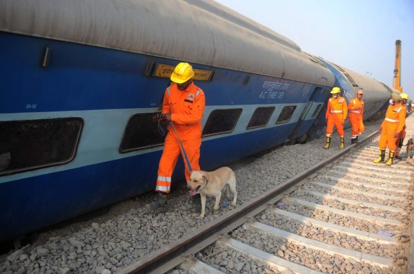 Indian rescue workers search for survivors in the wreckage of a train that derailed near Pukhrayan in Kanpur district on November 20, 2016.Emergency workers raced November 20 to find any more survivors in the mangled wreckage of an Indian train that derailed overnight, killing at least 116 people, in the worst disaster to hit the country's ageing rail network in recent years. / AFP PHOTO / SANJAY KANOJIA