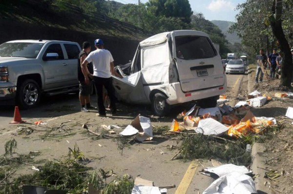 Conductor de microbús muere al estrellarse con un árbol en Villanueva   