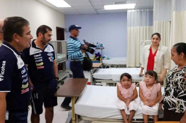 Jorge Luis Pinto, conmovido por dos gemelitas especiales