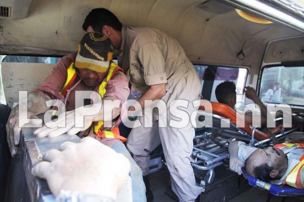 Rescatan a tres obreros soterrados en San Pedro Sula