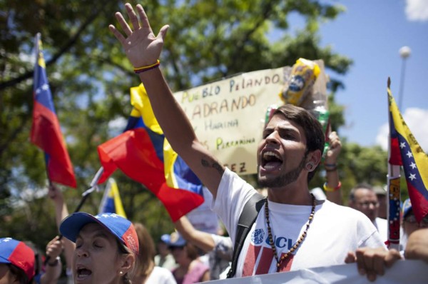 Cientos marchan en Caracas, Gobierno venezolano elevó a 39 la cifra de muertes