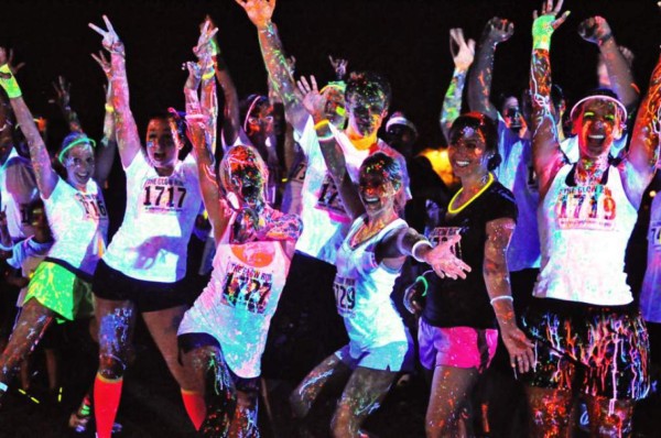 Gandores de un pase doble para el Neon Run