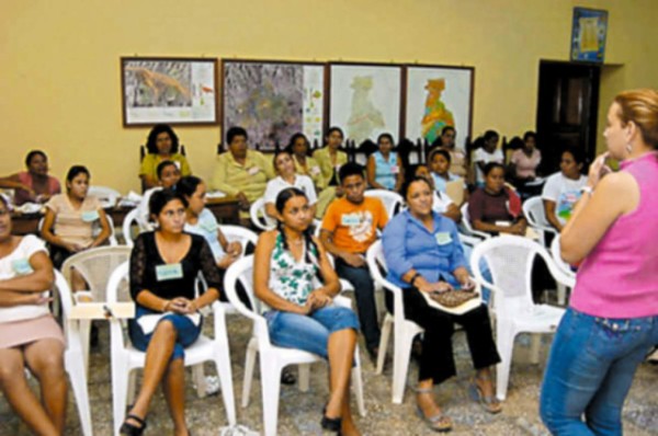 Mujeres conocen sobre sus derechos