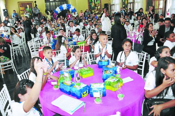Presidente de Honduras recibe a los diputados infantiles
