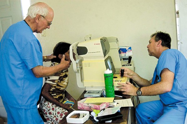 Brigada médica atiende a pobladores de Colón