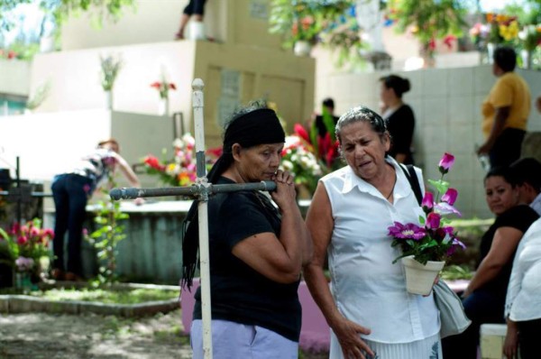 Hondureños acuden masivamente a los cementerios a recordar a muertos