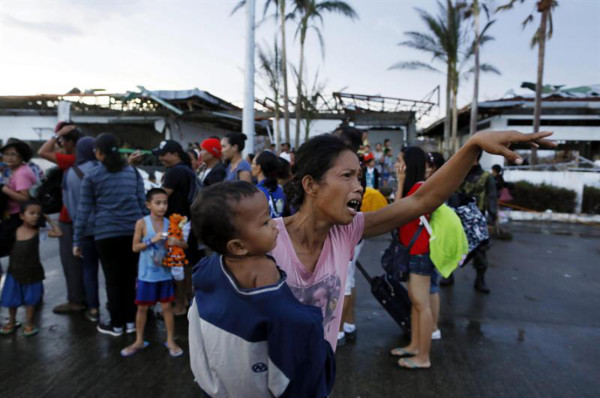 Filipinas: Miles buscan agua en medio de los cadáveres y el desastre