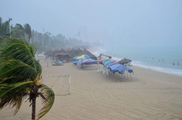 Huracán Dolores avanza hacia México con fuertes lluvias