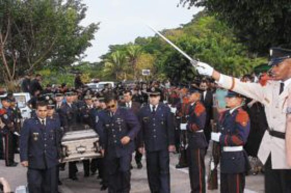 Inconformidad con sus jefes muestran policías