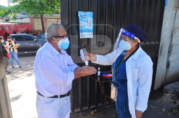 A medias se cumplen medidas de bioseguridad durante jornada de elecciones primarias e internas en Honduras (Fotos)