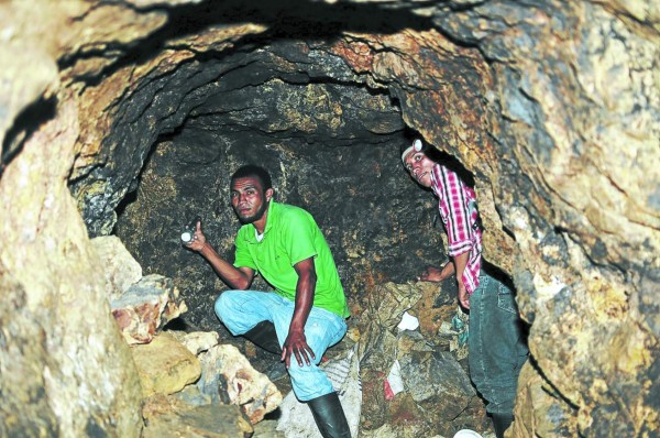 Laberinto de mil túneles complica la búsqueda de mineros en Honduras