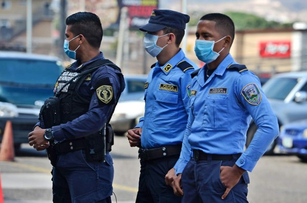 Policía hondureña desaloja centros comerciales por el coronavirus