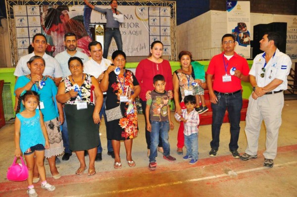 Familiares de las víctimas del incendio en el Centro Penal de Comayagua reciben 20 viviendas