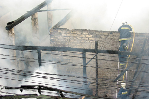 Incendio destruye un hotel y fábrica en Tegucigalpa