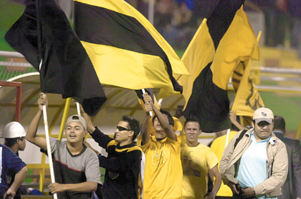 La noche en el Morazán se pintó de aurinegro